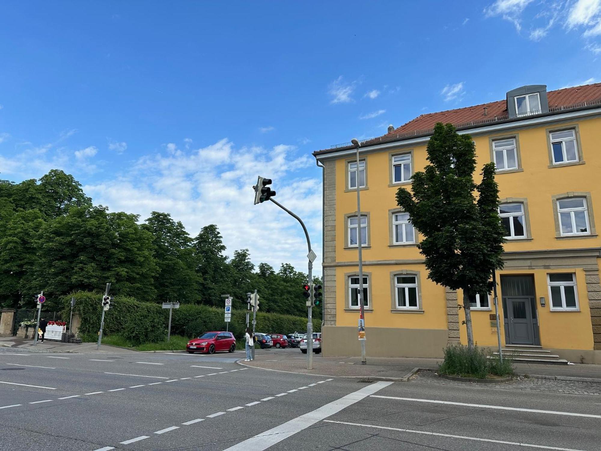 Bella Casa - Business&Family - 2 Zimmer Direkt Neben Schloss, Parkplatz, Smarttv, Netflix, Waschmaschine, 24H Checkin, 71Qm, Kingsizebett, Hotelbettwaesche Ludwigsburg Dış mekan fotoğraf